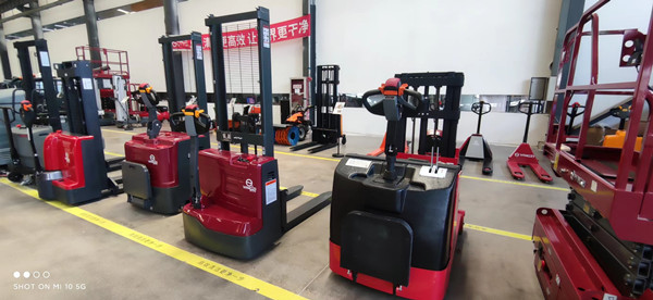 揚子電動叉車的速度調(diào)節(jié)模式可以改變嗎?(圖1) 揚子電動叉車的速度調(diào)節(jié)模式可以改變嗎?(圖1)