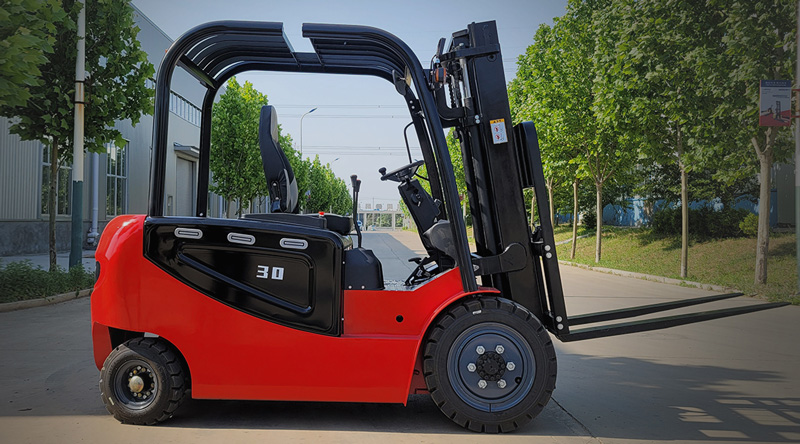 購買指南:站立式電動(dòng)叉車與坐式電動(dòng)叉車(圖1) 坐式電動(dòng)叉車